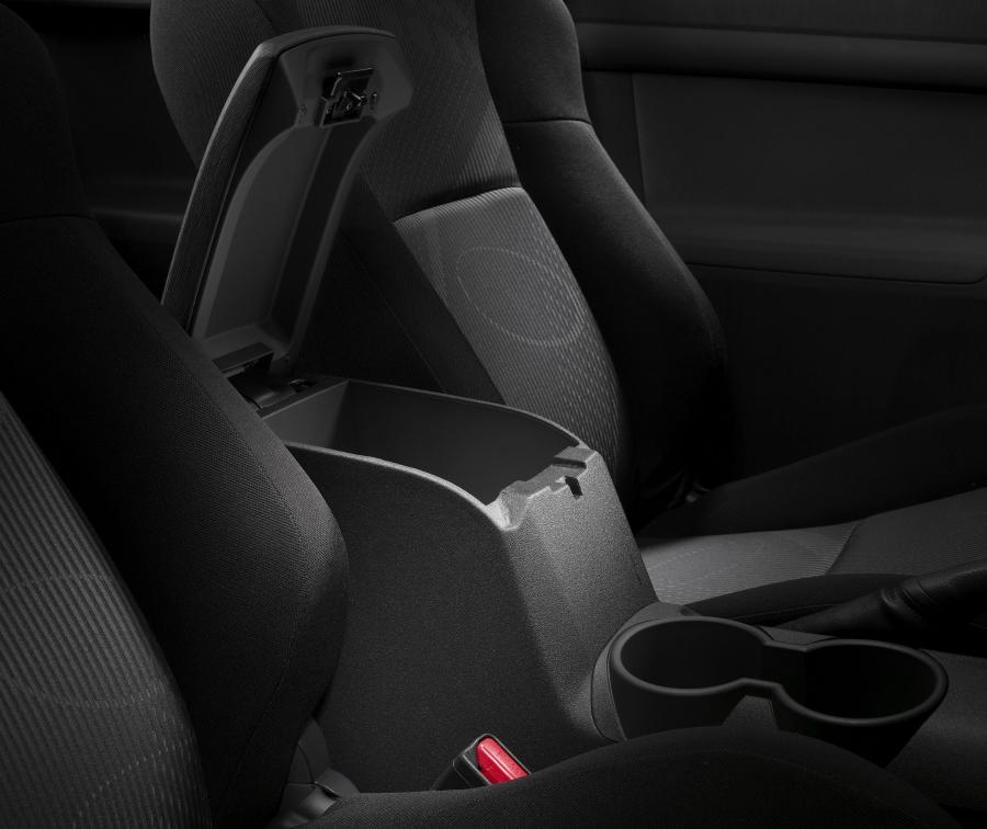 Детали интерьера Scion tC 2011 года  (фото 5 из 68)